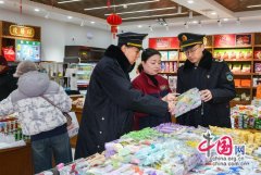 疾控核心工员正在高铁餐车上对配餐食物进行监